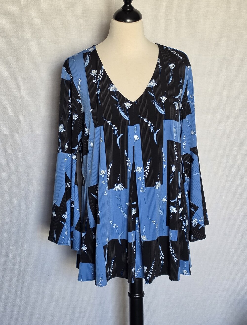 Alfani Women's 3/4 Bell Sleeve Blouse V-Neck Blue Black Flowers Stretch~ Size Lg